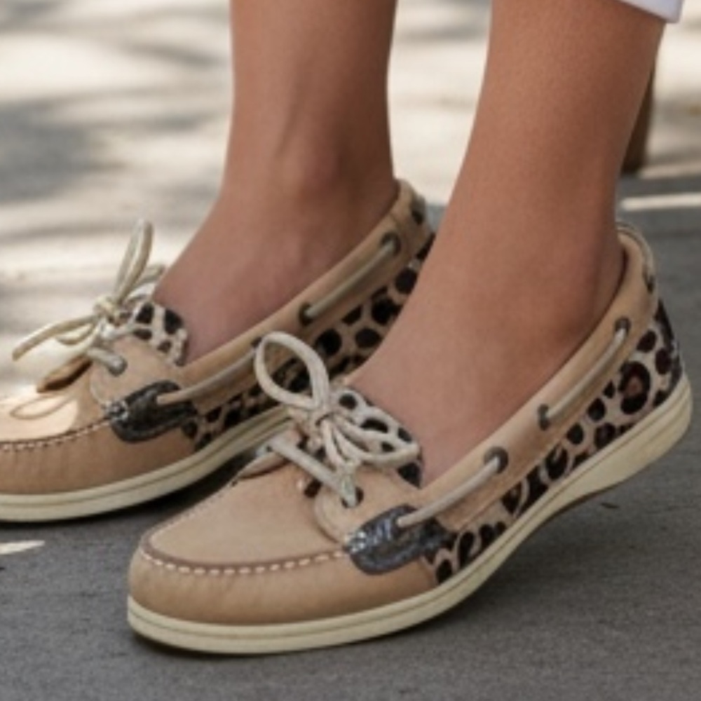 Sperry Tan and Brown Chita  Boat Shoes with Classic Design in size 8